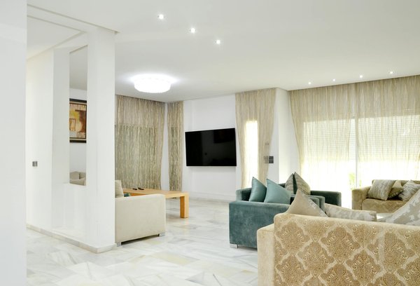 What are the best pet-friendly travel destinations in the UK?